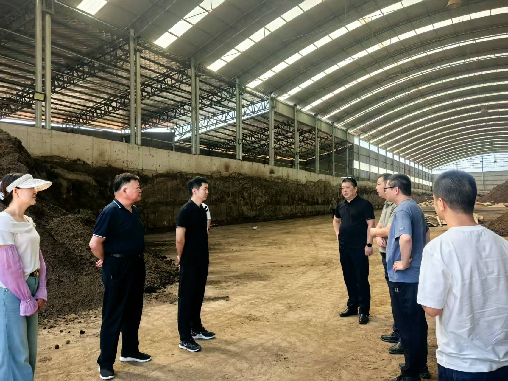 领导视察肥料车间